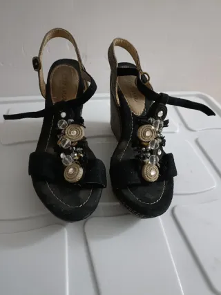 Sandalias de plataforma negras con adornos