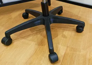 Silla cómoda, culo feliz. Tú setup empieza aquí