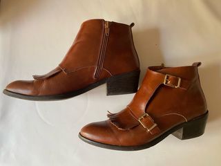 Botines de piel marrón con hebilla