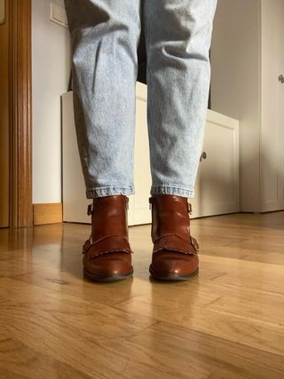 Botines de piel marrón con hebilla