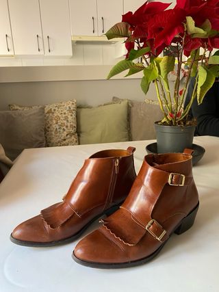 Botines de piel marrón con hebilla