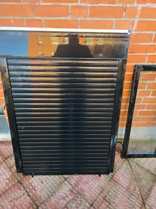 Ventana aluminio negra corredera con persiana