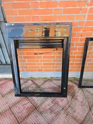 Ventana aluminio negra corredera con persiana