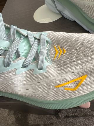 Zapatilla Hoka Beige y Verde