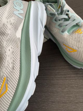 Zapatilla Hoka Beige y Verde