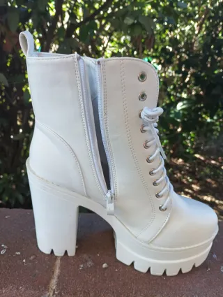 Botas blancas con plataforma y cordones