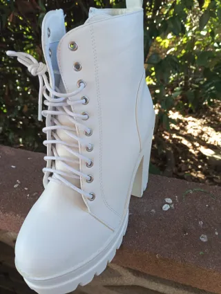 Botas blancas con plataforma y cordones