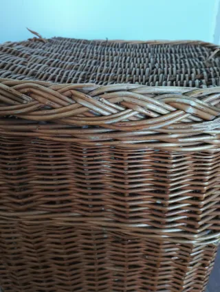 Cesta mimbre antigua hecha a mano con tapa unida
