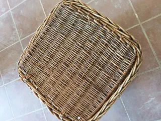 Cesta mimbre antigua hecha a mano con tapa unida