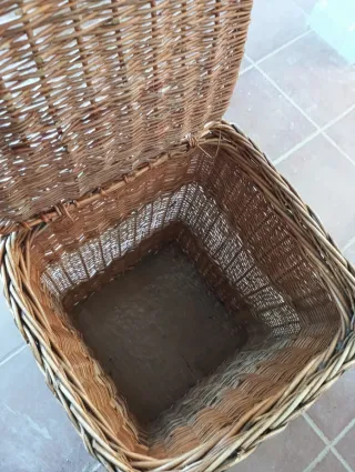 Cesta mimbre antigua hecha a mano con tapa unida