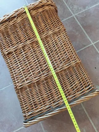 Cesta mimbre antigua hecha a mano con tapa unida