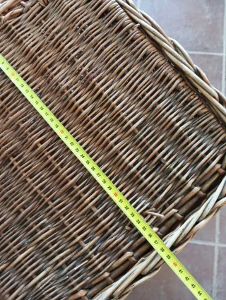 Cesta mimbre antigua hecha a mano con tapa unida