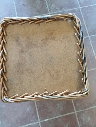 Cesta mimbre antigua hecha a mano con tapa unida