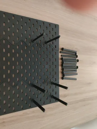 Panel perforado Ikea negro.