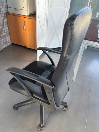Silla de oficina con ruedas