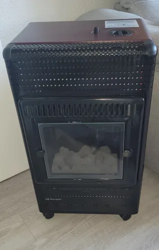 Estufa de gas negra y marrón decorativa. Calor azu