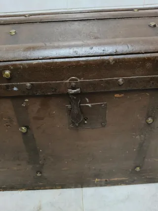 Baúl antiguo madera y metal