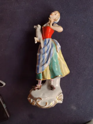 Figura porcelana campesina con cordero