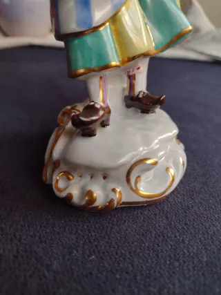 Figura porcelana campesina con cordero