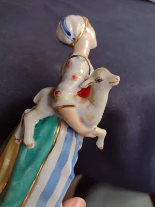 Figura porcelana campesina con cordero