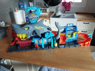 Hot Wheels Tiburón Lavadero de Coches