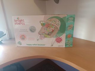 Silla mecedora para bebé con juguetes