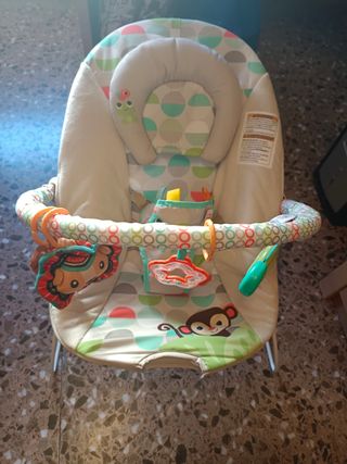 Silla mecedora para bebé con juguetes