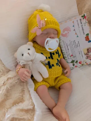 Reborn de silicona entera mide 33 y y pesa 1kilito