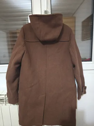 Abrigo marrón con botones de madera