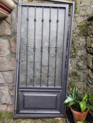 Puerta de forja de hierro