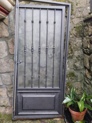 Puerta de forja de hierro