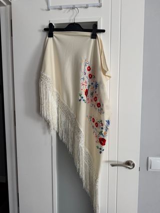 Pañuelo bordado floral con flecos. Trajes Flamenca
