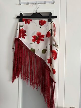 Pañuelo bordado floral con flecos. Trajes Flamenca