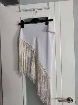 Pañuelo bordado floral con flecos. Trajes Flamenca