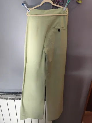 Pantalón Bershka verde y jersey negro