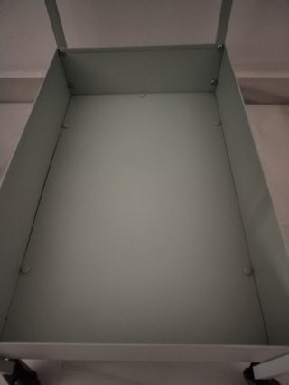 Carro auxiliar verde claro con ruedas.