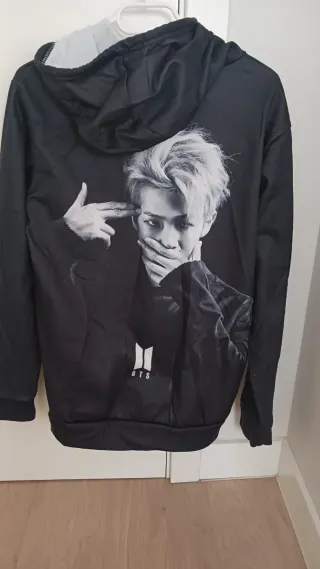 Sudadera con capucha y estampado