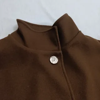 Elegante poncho capa marrón