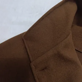 Elegante poncho capa marrón