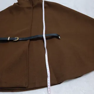 Elegante poncho capa marrón