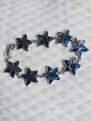 3 Pulseras de bisutería.