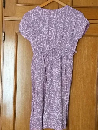 Vestido rosa estampado de flores blacas.