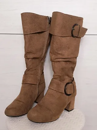 Botas altas marrones con hebilla