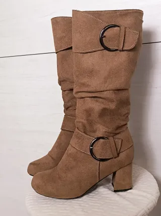 Botas altas marrones con hebilla