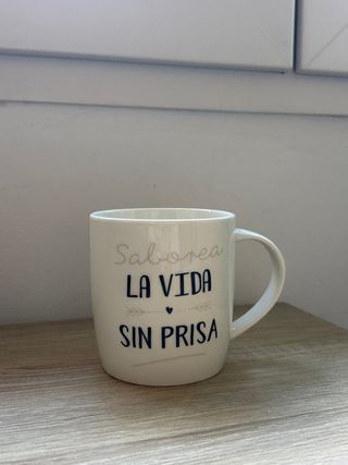 Taza de porcelana blanca con frase