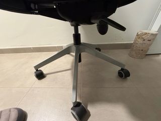 Silla de ordenador negra con reposabrazos