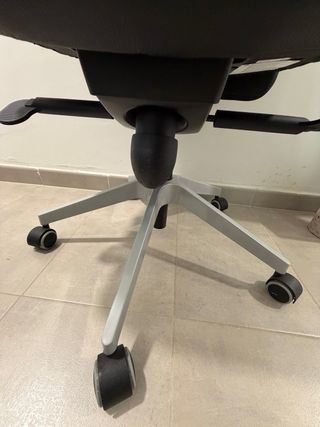 Silla de ordenador negra con reposabrazos