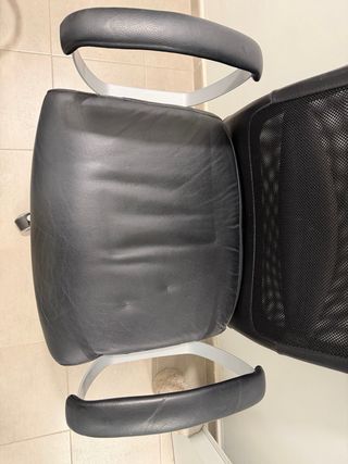 Silla de ordenador negra con reposabrazos