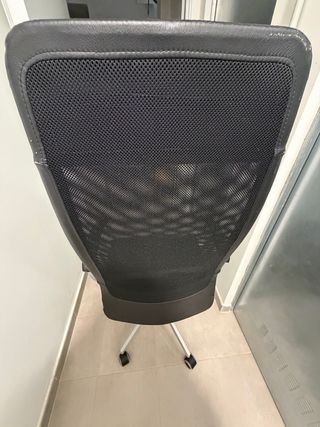 Silla de ordenador negra con reposabrazos