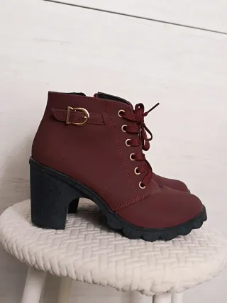 Botines burdeos de tacón con cordones y hebilla